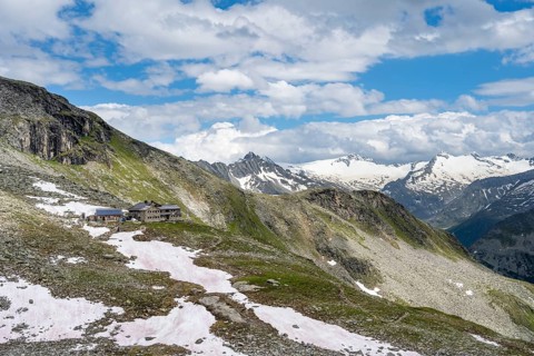 Friesenberghaus mountain hut, mountain landscape with snow-covered mountain peaks, Hornspitze and