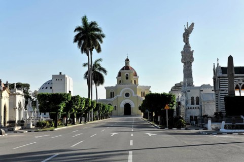 Road to the church on the Cementerio de Cristobal Colon, Christopher Columbus Cemetery, 56 ha