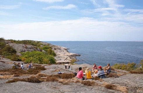 Picnic on the archipelago island of Marstrandsoe, Marstrand, Vaestra Goetalands laen, Sweden,