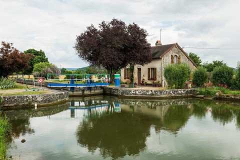 Canal de Bourgogne, Chateauneuf, Departement Cote-d'Or, Burgundy, Bourgogne-Franche-Comte, France,