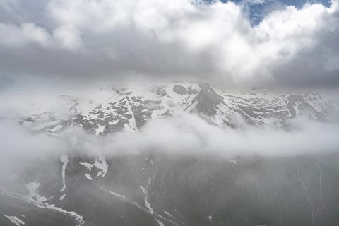 Snowy mountain peaks shrouded in clouds, Furtschaglhaus, Berliner Hoehenweg, Zillertal, Tyrol,