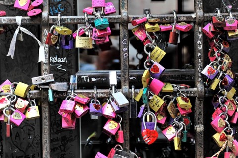 Love locks at Juliet's house, Casa di Giulietta, Verona, Veneto, Veneto, Italy, Europe