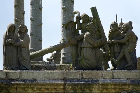 Christ bearing the cross, Enclosed parish Enclos Paroissial de Pleyben from the 15th to 17th