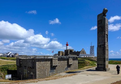 Former fort and memorial to the fallen of the 1st World War, semaphore at the back, ruins of the