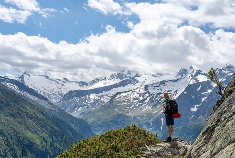 Mountaineer on hiking trail, Berliner Hoehenweg, mountain panorama with summit Grosser Moeseler and