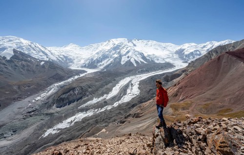 Mountaineer at Traveller's Pass with view of impressive mountain landscape, high mountain landscape