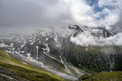 View into the valley of Schlegeisgrund, snow-covered cloudy mountains with Pfitscher ridge and