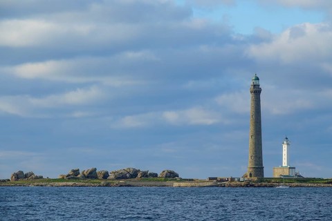 View from Porz Grach to the lighthouse Phare de l'Ile Vierge in the Lilia Archipelago, with 82, 5
