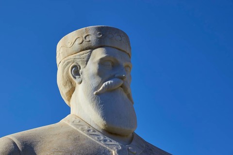 Statue of the resistance fighter and partisan Yannis Daskaloyannis, bust of a man with a moustache,