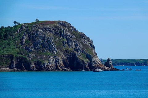 Pointe de Treboul rock formation in the Baie de Douarnenez bay seen from the Ile de l'Aber, Crozon
