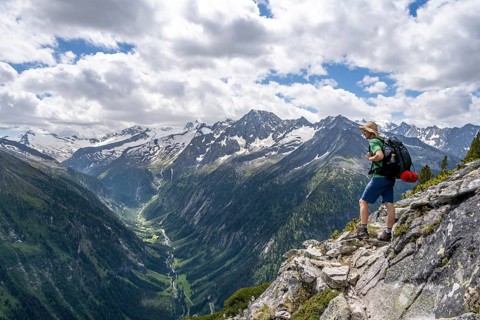 Mountaineer on hiking trail, Berliner Hoehenweg, mountain panorama with mountain valley Zemmer