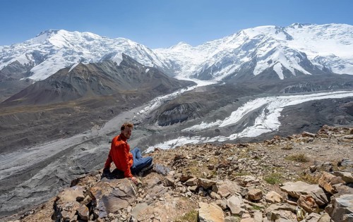 Mountaineer at Traveller's Pass with view of impressive mountain landscape, high mountain landscape