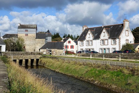 Bridge with Moulin du Pont mill at the mouth of La Mignonne into the Bay of Brest, Daoulas,