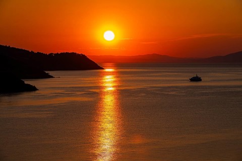 Sunrise in the Gaia di Mola bay off Porto Azzurro, Elba, Tuscan Archipelago, Tuscany, Italy, Europe