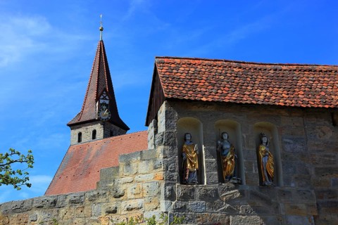 Entrance gate with Gothic wooden sculptures, St Sebastian, St George and St Laurentinus, fortified