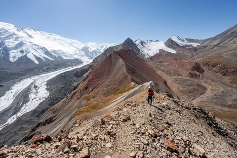 Mountaineer at Traveller's Pass with view of impressive mountain landscape, high mountain landscape