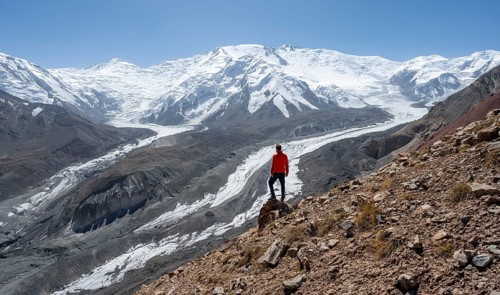 Mountaineer at Traveller's Pass with view of impressive mountain landscape, high mountain landscape