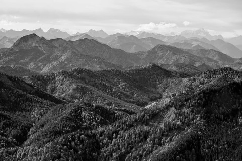 Halserspitze with Blaubergkamm and Schildenstein, behind Karwendel and Wetterstein range with