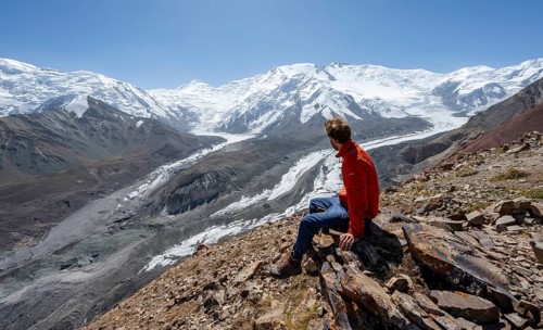 Mountaineer at Traveller's Pass with view of impressive mountain landscape, high mountain landscape