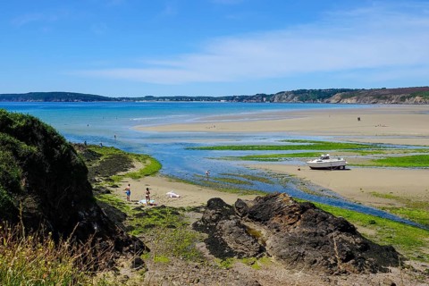Sandy beach beach Plage de l'Aber with green algae in the Anse de Morgat, behind Morgat, Crozon