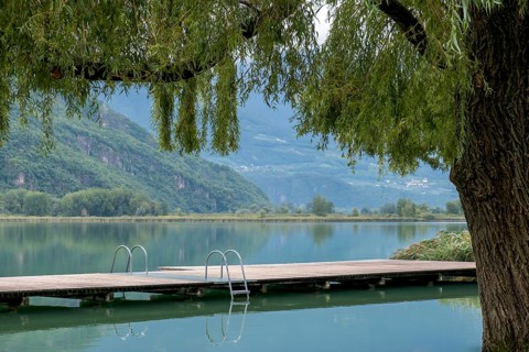 Bathing jetty on Lake Kaltern (Lago di Caldaro), in rainy weather, South Tyrol, Italy, Europe