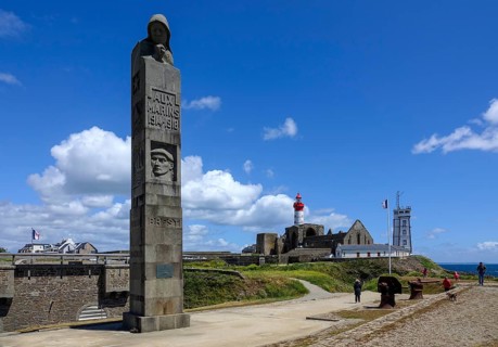 Former fort and memorial to the fallen of the 1st World War, semaphore at the back, ruins of the