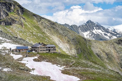 Mountain hut Friesenberghaus, mountain landscape with snow-covered mountain peaks, Berliner