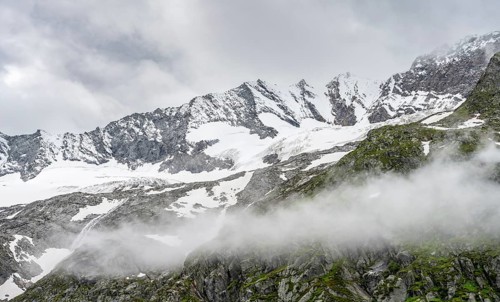 Glaciated mountain peaks, Hochfeiler with Schlegeiskees glacier, Berliner Hoehenweg, Zillertal,