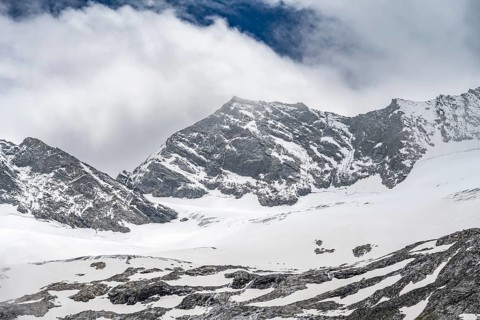 Glaciated mountain peaks, Hoher Weiszint with Schlegeiskees glacier, Berliner Hoehenweg, Zillertal,