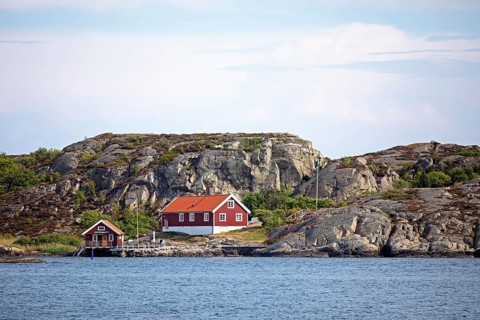Red wooden house, Marstrandsoe archipelago, Marstrand, Vaestra Goetalands laen, Sweden, Europe