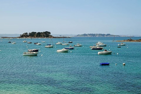 Emerald Coast with boats near Saint-Briac-sur-Mer, Ille-et-Vilaine, Brittany, France, Europe