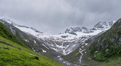 Schlegeisgrund valley, glaciated mountain peaks Hoher Weiszint and Schlegeiskees glacier, Berliner
