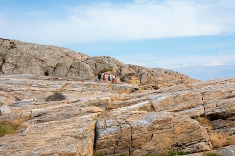 Hikers on the archipelago island of Marstrandsoe, Marstrand, Vaestra Goetalands laen, Sweden,