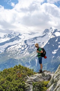 Mountaineer on hiking trail, Berliner Hoehenweg, mountain panorama with summit Grosser Moeseler and