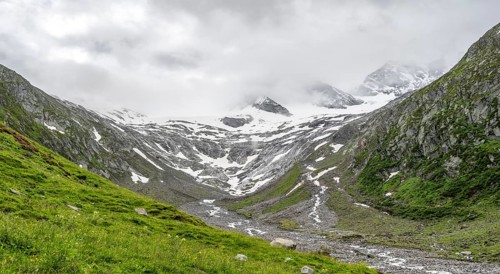 Schlegeisgrund valley, glaciated mountain peaks Hoher Weiszint and Schlegeiskees glacier, Berliner