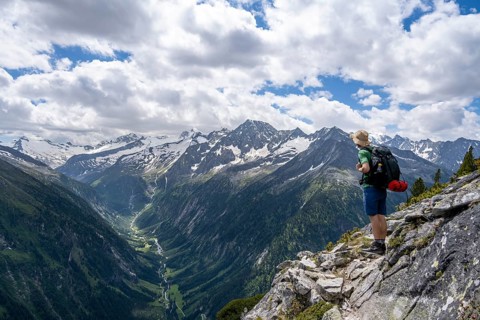 Mountaineer on hiking trail, Berliner Hoehenweg, mountain panorama with mountain valley Zemmer