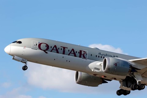 A Boeing 787-9 Dreamliner of the airline Qatar Airways takes off, Schoenefeld, 28/03/2023