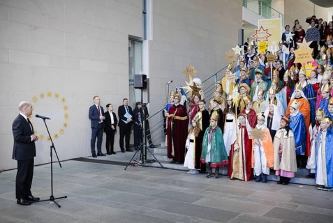 Federal Chancellor Olaf Scholz (SPD) pictured at the traditional reception for carol singers at the