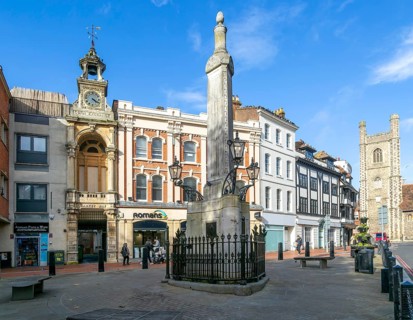 Simeon Monument and Corn Exchange building, Market Place, Reading, Berkshire, England, UK