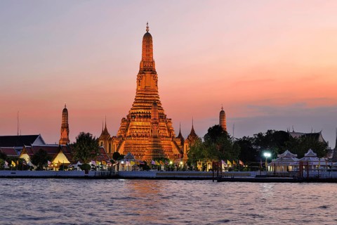 Wat Arun, Temple of Dawn, illuminated in the evening, Bangkok, Thailand, Asia