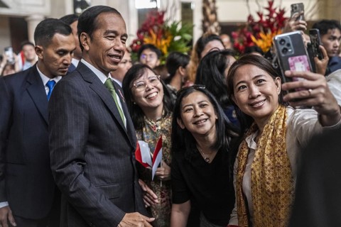 Joko Widodo, the President of Indonesia, takes selfies during a visit to Manila, Philippines
