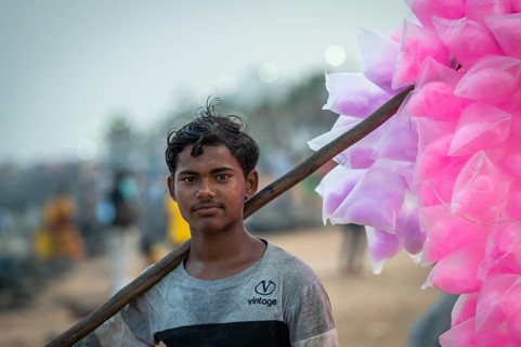 Candyfloss sales, promenade, former French colony of Pondicherry or Puducherry, Tamil Nadu, India,