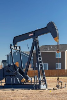 Frederick, Colorado, An oil well near a housing subdivision on Colorado's front range