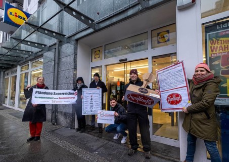 Germany, Berlin, 21.12.2023, action by Gemeingut in BuergerInnenhand (GiB), actions in front of