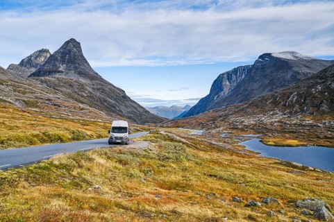 Campervan in front of Bergen in Alnesdalen, Lake Alnesvatnet in autumn, Reinheimen National Park,