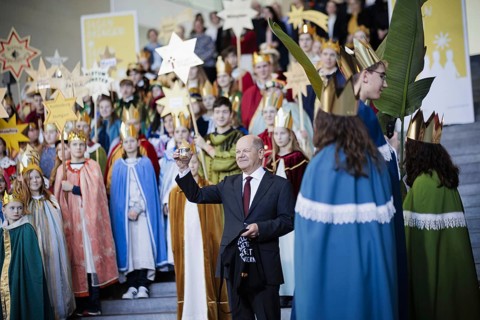Federal Chancellor Olaf Scholz (SPD) pictured at the traditional reception for carol singers at the