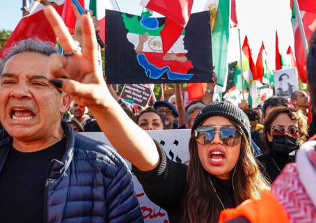 Thousands of Iranians demonstrate in Berlin to support the protests in Iran. The demonstration was