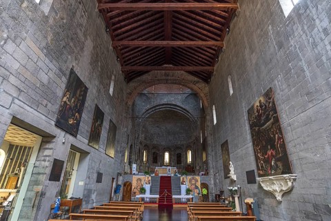 Interior of the church Parrocchia Abbazia di San Stefano, consecrated in 972, Piazza Santo Stefano,