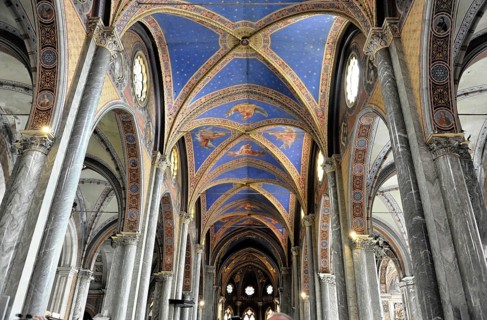 Interior view of the Gothic basilica, construction started at the end of the 13th century, Santa