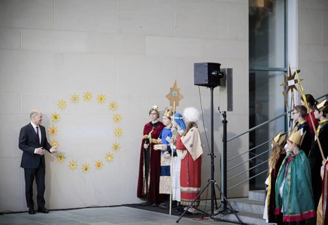 Federal Chancellor Olaf Scholz (SPD) pictured at the traditional reception for carol singers at the